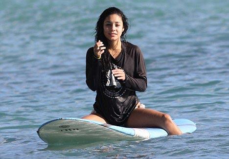 Ванесса Хадженс ловит волну на Гавайях