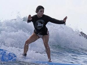 Ванесса Хадженс ловит волну на Гавайях