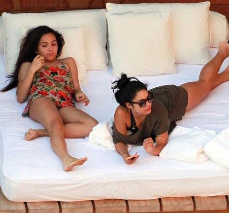 Ванесса Хадженс ловит волну на Гавайях