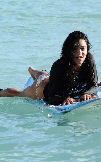 Ванесса Хадженс ловит волну на Гавайях