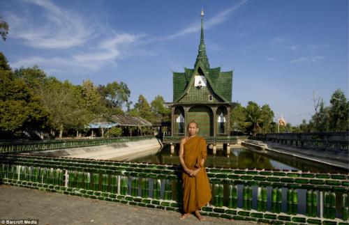 Тайские буддисты построили храм из пивных бутылок