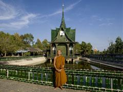 Тайские буддисты построили храм из пивных бутылок