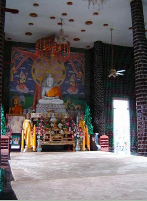 Тайские буддисты построили храм из пивных бутылок
