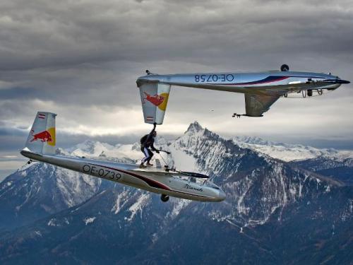 Австрийский экстремал перешагнул с самолёта на самолёт в воздухе