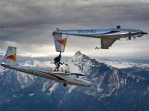 Австрийский экстремал перешагнул с самолёта на самолёт в воздухе