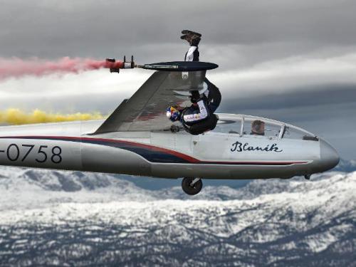 Австрийский экстремал перешагнул с самолёта на самолёт в воздухе