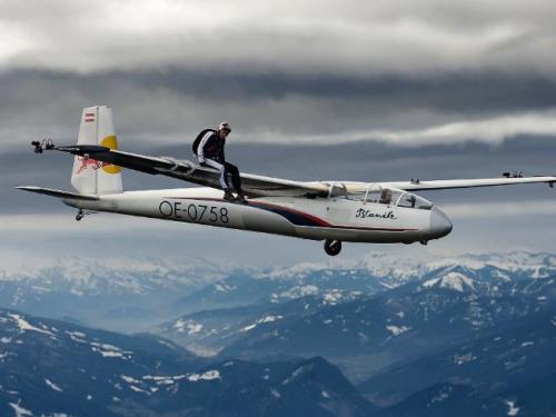 Австрийский экстремал перешагнул с самолёта на самолёт в воздухе