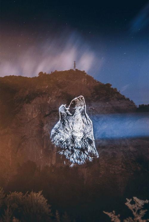 Художник спроецировал свои рисунки на горы