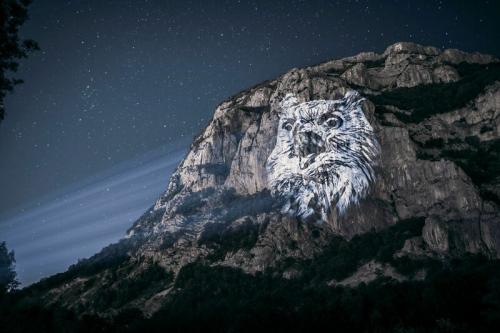 Художник спроецировал свои рисунки на горы