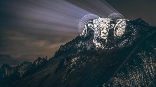 Художник спроецировал свои рисунки на горы