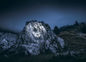 Художник спроецировал свои рисунки на горы