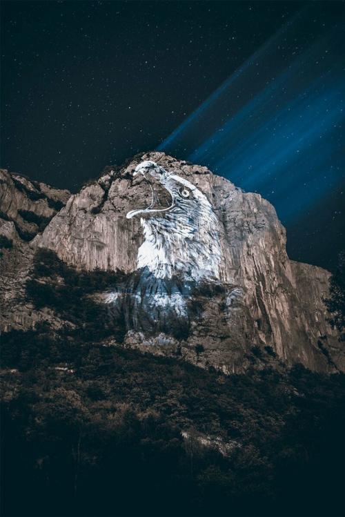 Художник спроецировал свои рисунки на горы