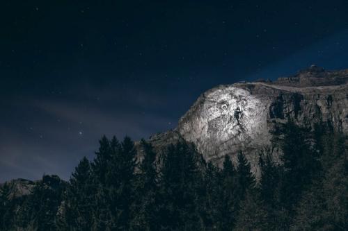 Художник спроецировал свои рисунки на горы