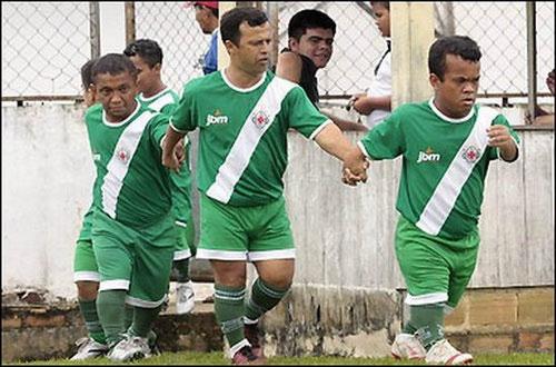 В Бразилии появилась футбольная команда из карликов