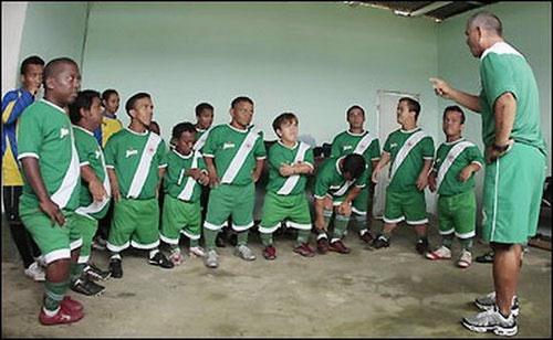 В Бразилии появилась футбольная команда из карликов