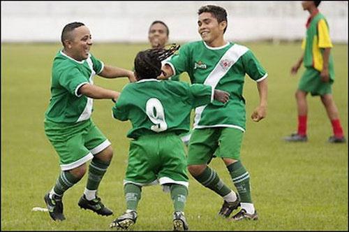 В Бразилии появилась футбольная команда из карликов