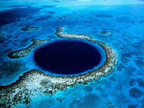 За пределами Белиза, страны в Южной Америке, находится практически идеальная круглая дыра, диаметр которой составляет 0,4 км. Глубина воды в этой дыре -145 м, что придает ей глубокий голубой цвет. Туристы со всего света погружаются в Большую голубую дыру Белиза, чтобы полюбоваться удивительными видами рыб в ее прозрачных водах. Считается, что этот восхитительный геологический объект сформировался миллиарды лет назад, когда вода поднялась над пещерами.