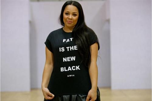 Модели в теле вышли на подиум