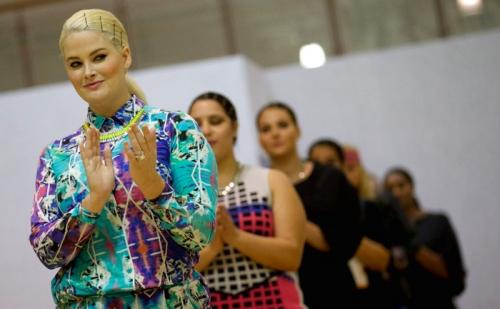 Модели в теле вышли на подиум