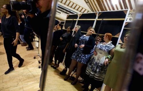 Модели в теле вышли на подиум