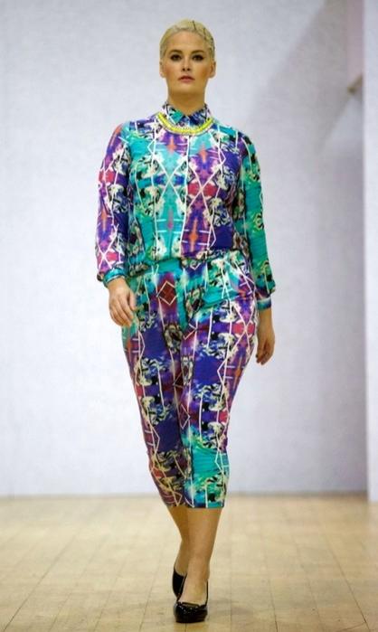 Модели в теле вышли на подиум