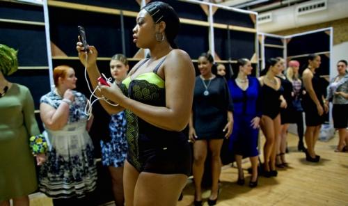 Модели в теле вышли на подиум