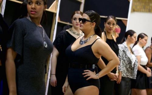 Модели в теле вышли на подиум