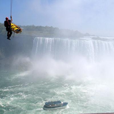Мужчина чудом выжил после прыжка в Ниагарский водопад