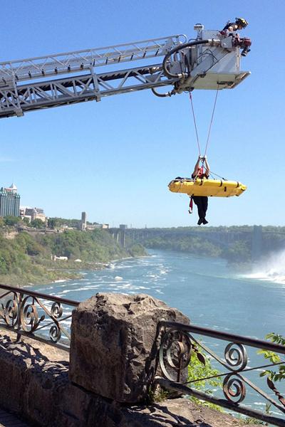 Мужчина чудом выжил после прыжка в Ниагарский водопад