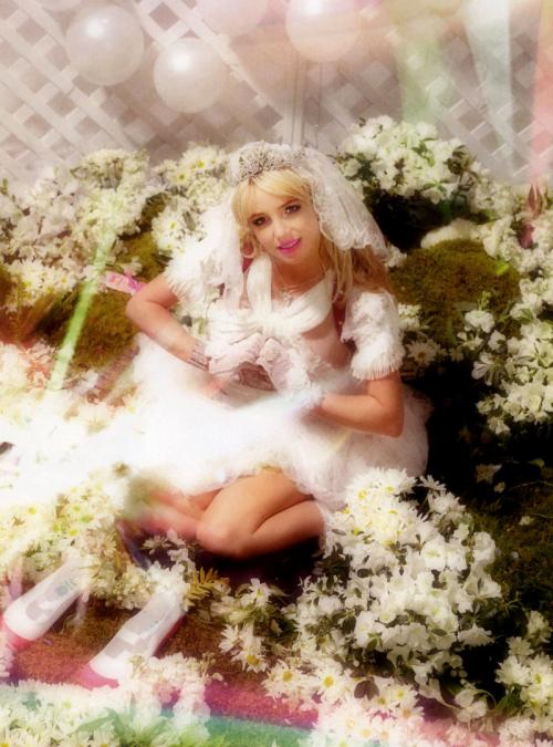 Потасканная Бритни Спирс олицетворила невинность