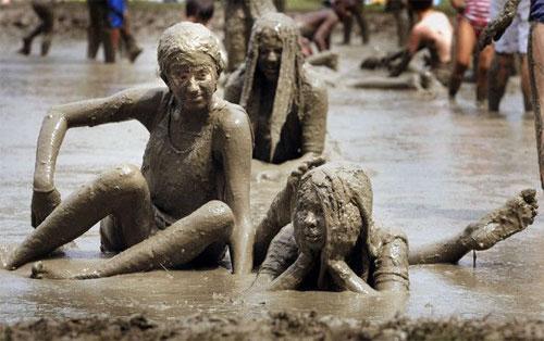 Тысяча детей собрались в одной грязной луже