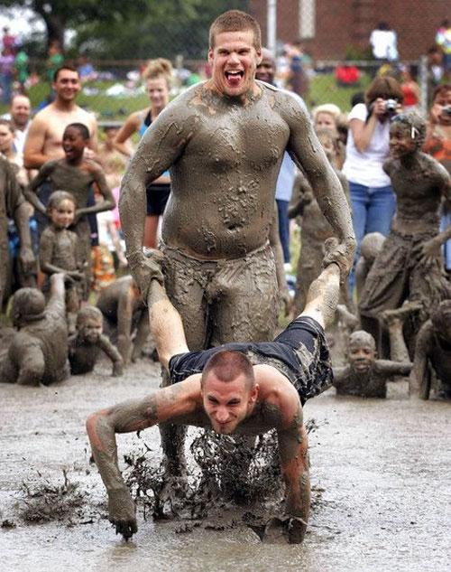 Тысяча детей собрались в одной грязной луже