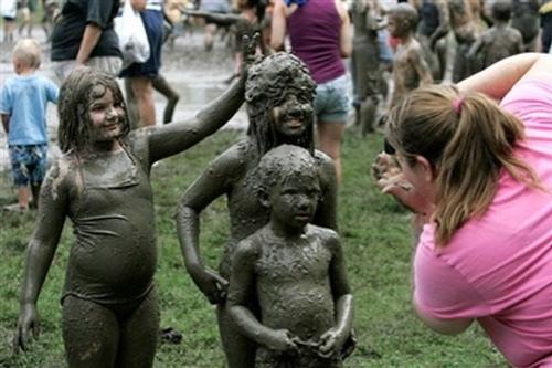 Тысяча детей собрались в одной грязной луже