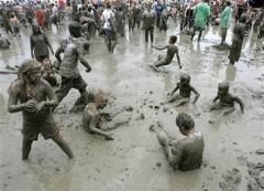 Тысяча детей собрались в одной грязной луже