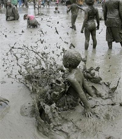 Тысяча детей собрались в одной грязной луже
