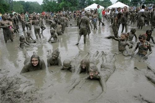 Тысяча детей собрались в одной грязной луже