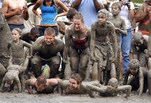 Тысяча детей собрались в одной грязной луже