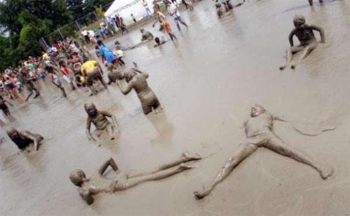 Тысяча детей собрались в одной грязной луже