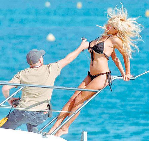 Памела Андерсон в Каннах устроила стриптиз