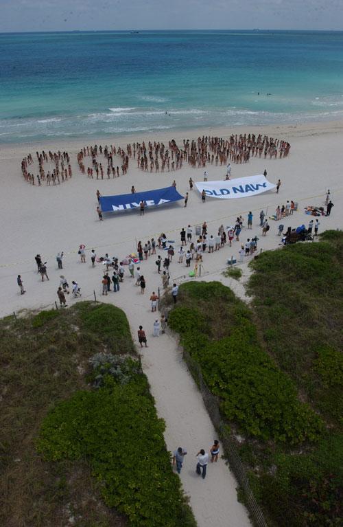 Cosmopolitan снова загнал полуголых девиц на пляж