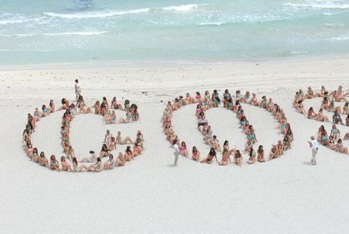 Cosmopolitan снова загнал полуголых девиц на пляж