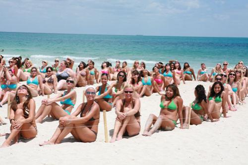 Cosmopolitan снова загнал полуголых девиц на пляж