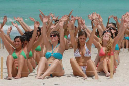 Cosmopolitan снова загнал полуголых девиц на пляж