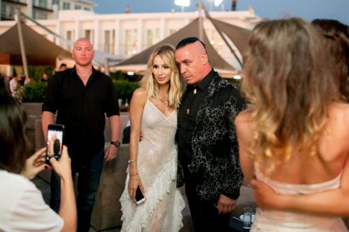 Солиста Rammstein засняли пьющим водку с Лепсом и Газмановым