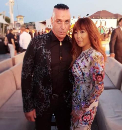 Солиста Rammstein засняли пьющим водку с Лепсом и Газмановым