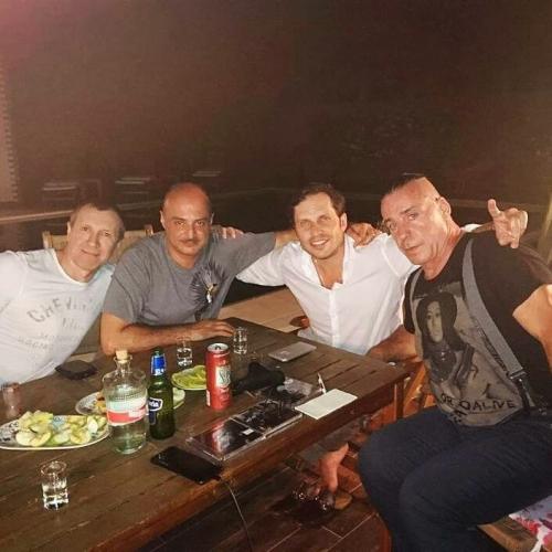 Солиста Rammstein засняли пьющим водку с Лепсом и Газмановым