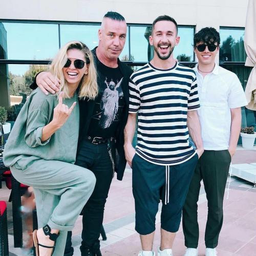 Солиста Rammstein засняли пьющим водку с Лепсом и Газмановым