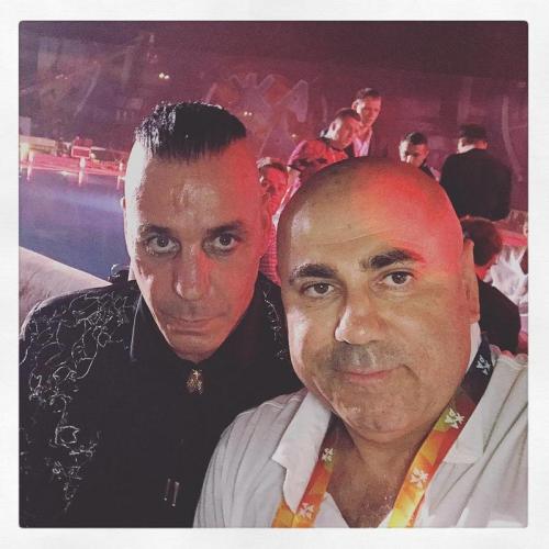 Солиста Rammstein засняли пьющим водку с Лепсом и Газмановым