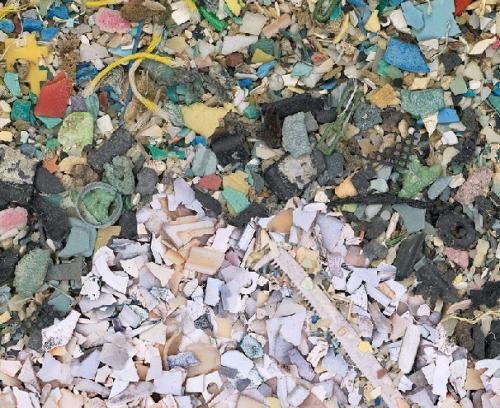 Художник создаёт картины из мусора