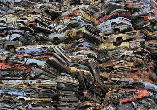 Художник создаёт картины из мусора